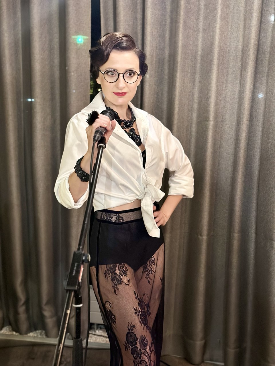 Сабира Александра Скоблова с микрофоном